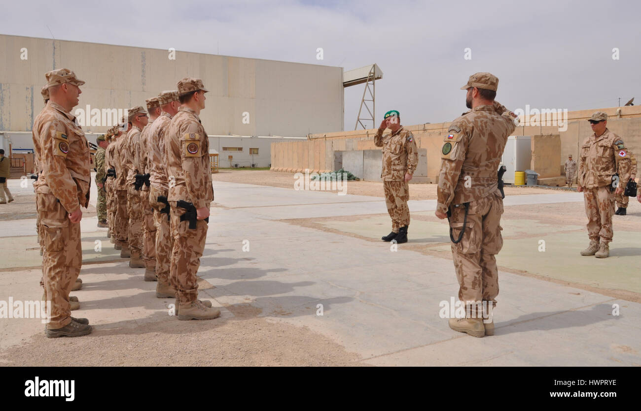 L'Iraq. Mar 22, 2017. Chef d'état-major Josef Becvar (en béret vert) inspecte l'équipe de soins de santé militaire tchèque qui a traité les soldats blessés gravement la lutte contre les militants islamistes en Iraq à la base américaine près de Mossoul où les forces iraquiennes se battent est le mercredi 22 mars, 2017. Photo : CTK Karel Capek/Photo/Alamy Live News Banque D'Images