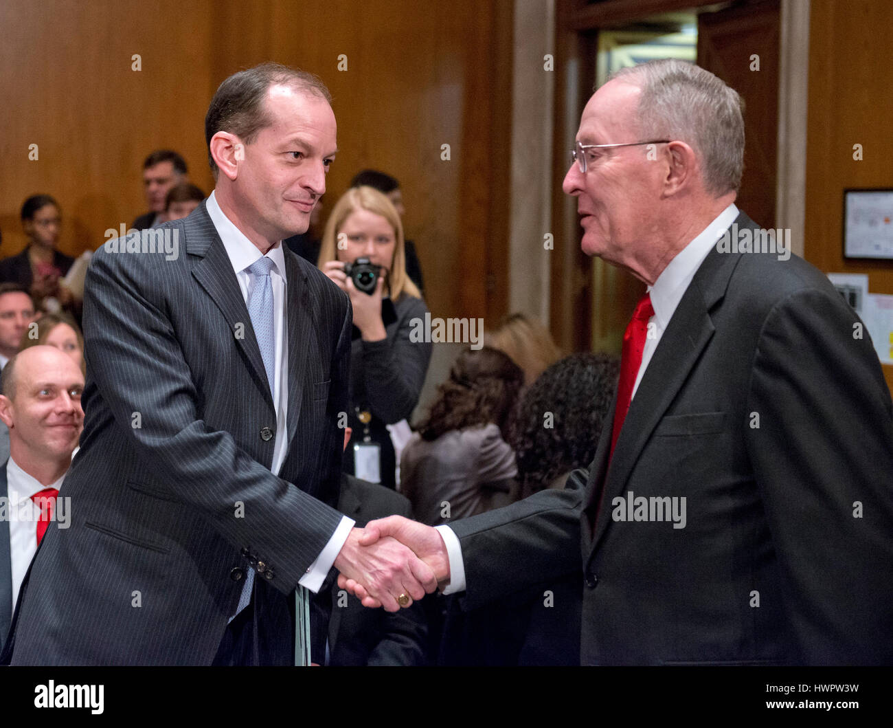 Washington, USA. Mar 22, 2017. Le sénateur Lamar Alexander (républicain du Tennessee), Président de l'USA au comité du Sénat sur la santé, l'éducation, le travail et les pensions, à droite, se félicite R. Alexander Acosta, Doyen de la Florida International University College of Law et USA Le président Donald J. Trump est nommé secrétaire du Travail des États-Unis, comme M. Acosta arrive pour son audience de confirmation devant le comité sur la colline du Capitole à Washington, DC le mercredi 22 mars, 2017. Credit : Ron Sachs/CNP - AUCUN FIL SERVICE - Photo : Ron Sachs/consolidé Nouvelles Photos/Ron Sachs - CNP/dpa/Alamy Live News Banque D'Images