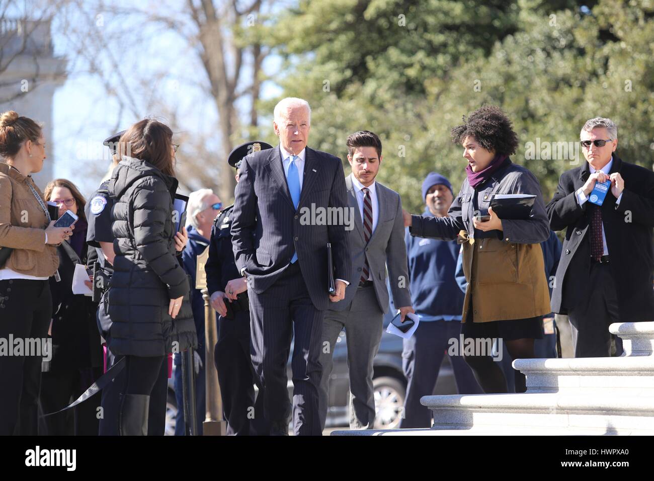 Washington, USA. Mar 22, 2017. Ancien Vice-président américain Joe Biden arrive sur la colline du Capitole pour rejoindre-démocrates pendant un rassemblement marquant le 7e anniversaire de la Loi sur les soins abordables connu sous le 22 mars 2017 Obamacare, à Washington, DC. Biden a appelé la proposition de soins de santé comme un cadeau aux riches. Credit : Planetpix/Alamy Live News Banque D'Images