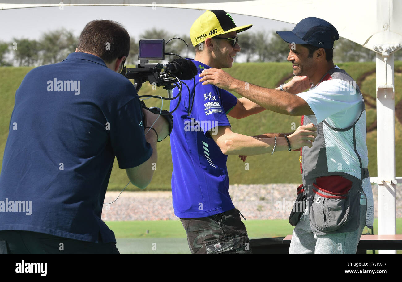 Doha. Mar 22, 2017. Movistar Yamaha du pilote Italien de MotoGP Valentino Rossi (C), accueille Nasser Al-Attiyah(R), London hommes Skeet olympique de bronze olympique et ancien vainqueur du Dakar, avant son attentat au cours d'une leçon d'avant-course MotoGP 2017 Événement médiatique sur les 5,380 kilomètres du club de tir dans la capitale du Qatar Doha le 22 mars 2017, l'avenir de Grand Prix du Qatar qui se tiendra le 26 mars. Credit : Nikku/Xinhua/Alamy Live News Banque D'Images