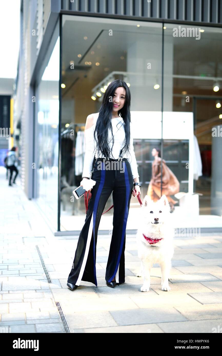 De Pékin, Pékin, Chine. Mar 23, 2017. Beijing, Chine-Mars 23 2017 : (usage éditorial uniquement. Chine OUT) un poussin girl promenades le long de la rue Sanlitun, Beijing's dans le moyeu de la mode, le 23 mars 2017. Crédit : SIPA Asie/ZUMA/Alamy Fil Live News Banque D'Images