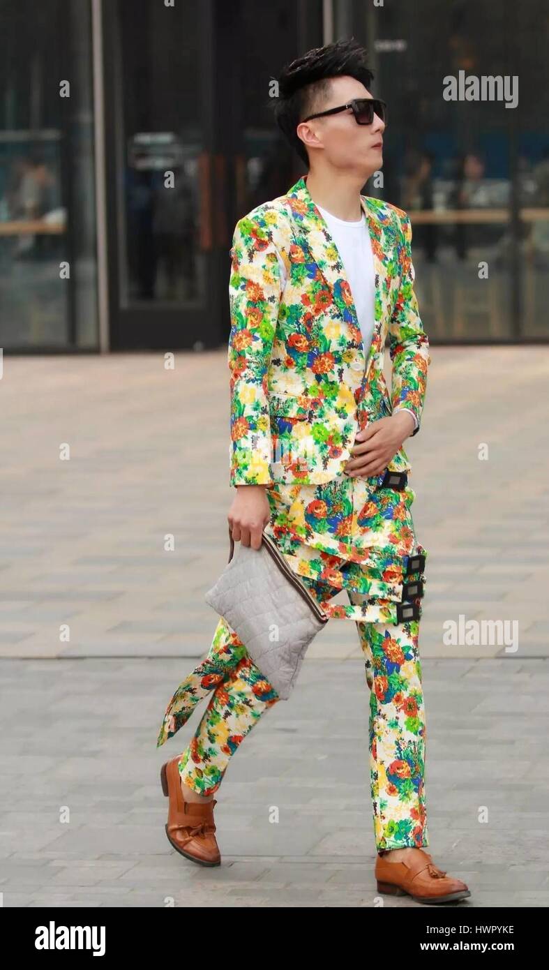De Pékin, Pékin, Chine. Mar 23, 2017. Beijing, Chine-Mars 23 2017 : (usage éditorial uniquement. La CHINE) un homme marche le long de la rue de la mode de Beijing Sanlitun, moyeu, 23 mars 2017. Crédit : SIPA Asie/ZUMA/Alamy Fil Live News Banque D'Images
