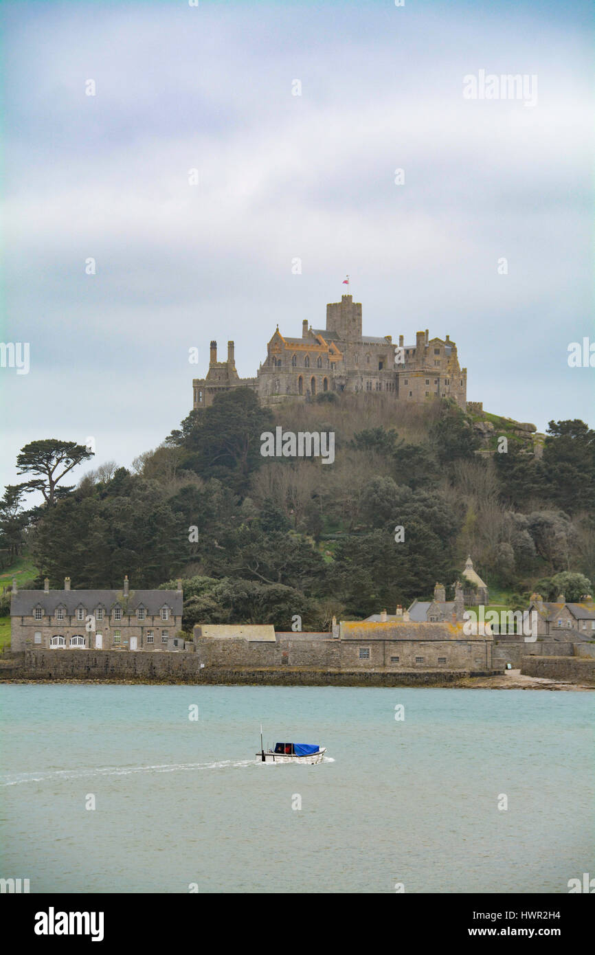 Marazion, Cornwall, UK. 4ème apr 2017. Météo britannique. Un matin nuageux à Marazion avec Pâques les vacanciers ayant pour clôturer au chaud. Cependant le soleil est attendu plus tard dans la journée. On voit ici un bateau qui day trippers à St MIchaels mount. Credit : cwallpix/Alamy Live News Banque D'Images