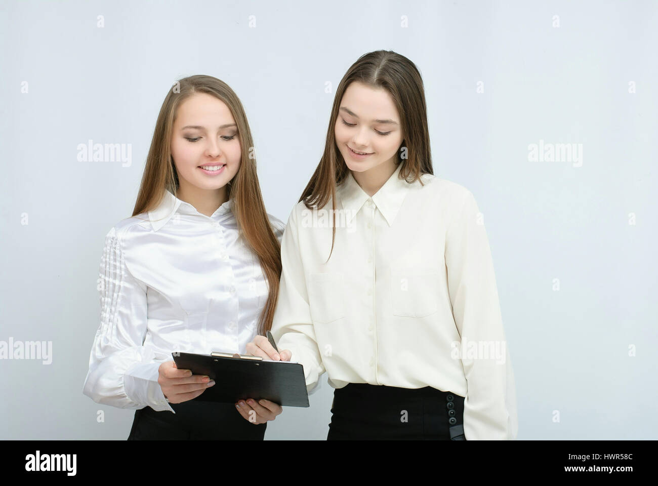 Deux modèles commerciaux debout avec le dos ensemble Banque D'Images