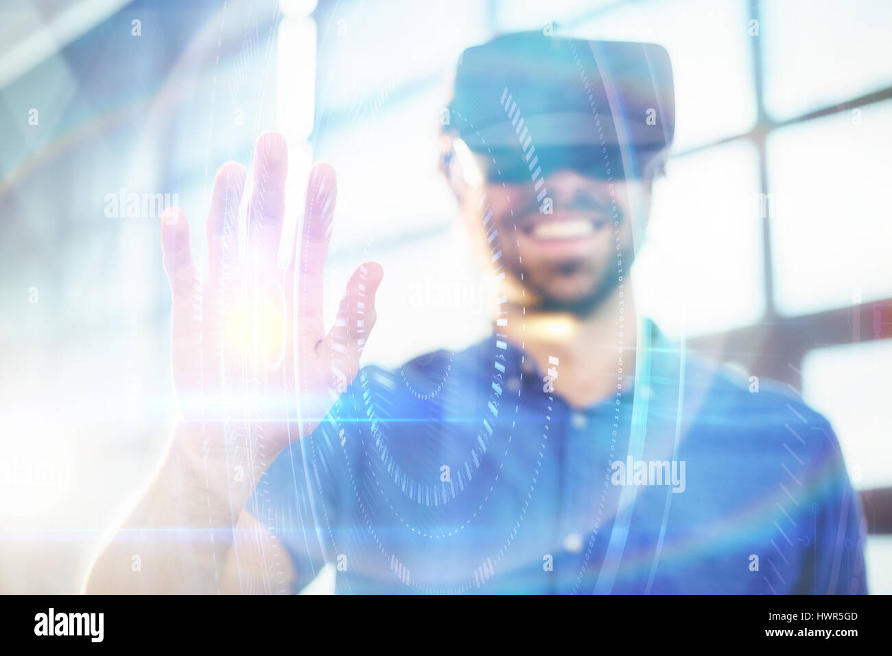 Bleu et noir technologie conception contre l'homme d'affaires à l'aide de casque de réalité virtuelle 3d Banque D'Images