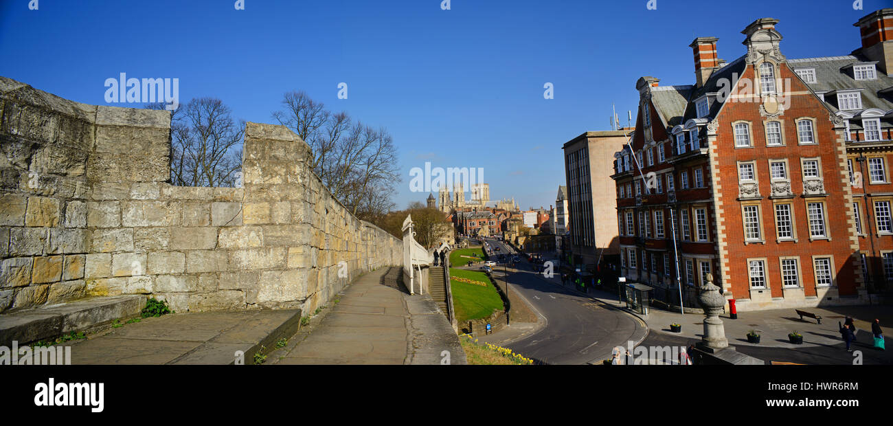 Vue panoramique sur les remparts de la ville de York Minster et le grand hôtel york yorkshire royaume uni Banque D'Images