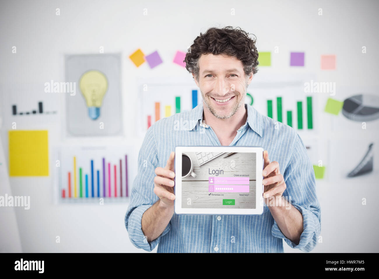 Businessman showing digital tablette avec écran vide dans creative office contre close-up de la page de connexion Banque D'Images