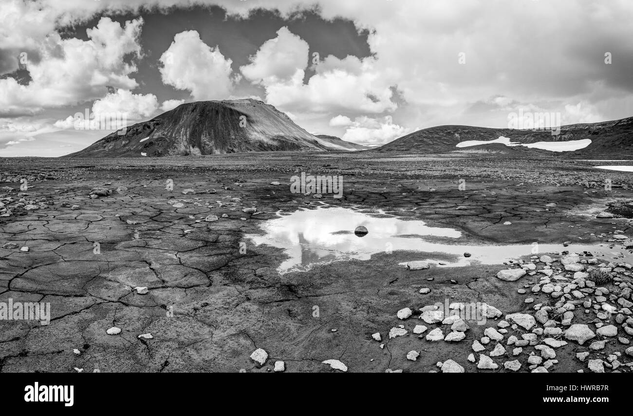 La masse de boue patternd fissures dans le magnifique paysage islandais Islande primordiale. Banque D'Images