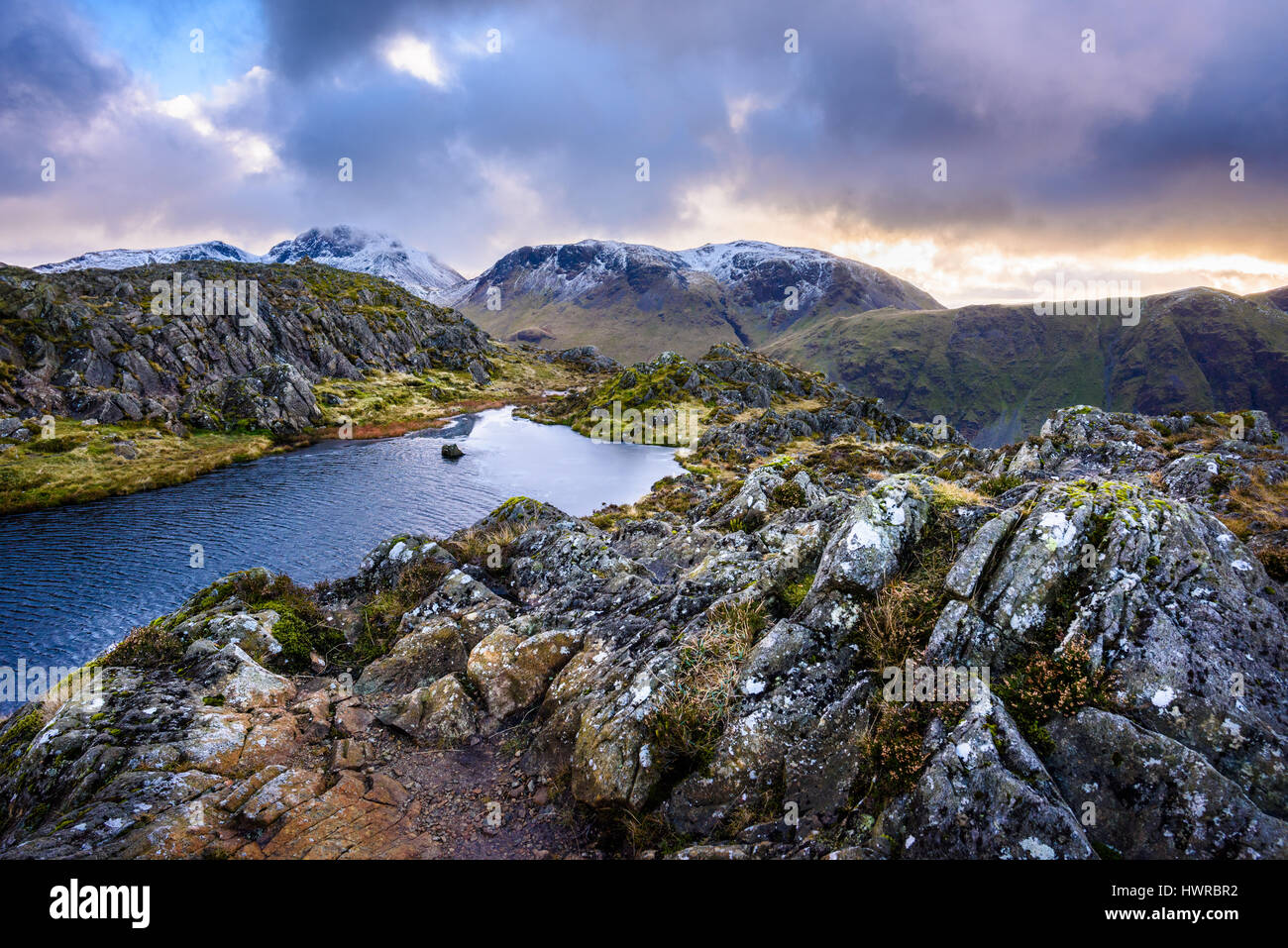 Le sommet des meules de foin avec les sommets enneigés de Grand Gable et Kirk est tombé au-delà. Parc National de Lake District, Cumbria, Angleterre. Banque D'Images