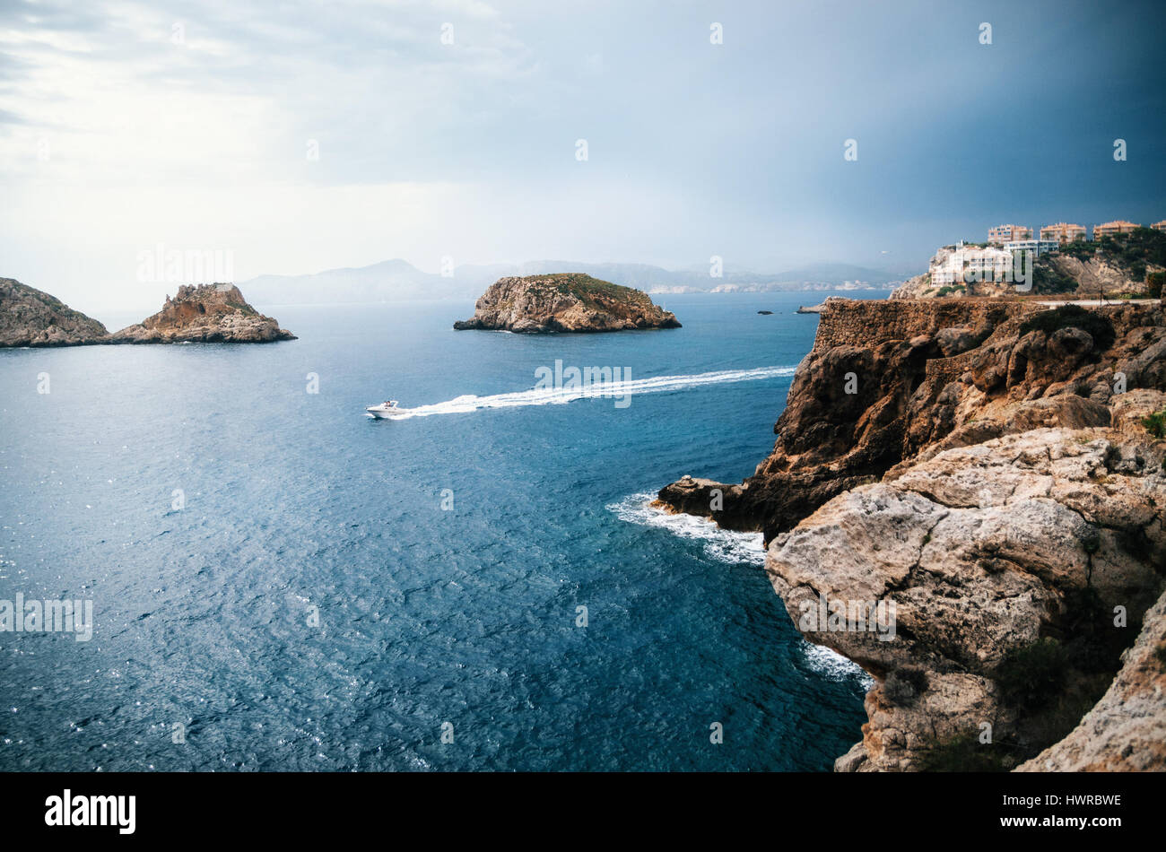L'yacht sails près des rochers de Santa Ponsa dans la Méditerranée avant la tempête, l'île de Majorque Banque D'Images