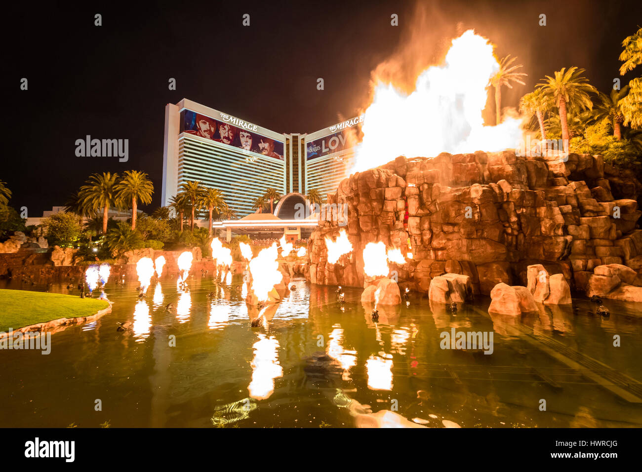Hôtel Mirage Casino et de l'éruption du volcan montrent la nuit - Las Vegas,  Nevada, USA Photo Stock - Alamy