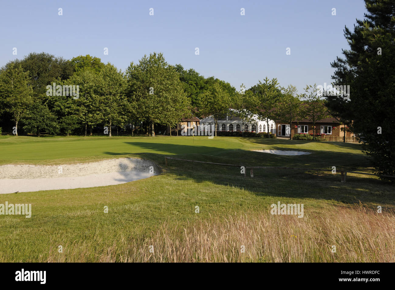 Voir plus grand bunker à 18ème green et Clubhouse, Test Valley Golf Club , Basingstoke, Hampshire, Angleterre Banque D'Images
