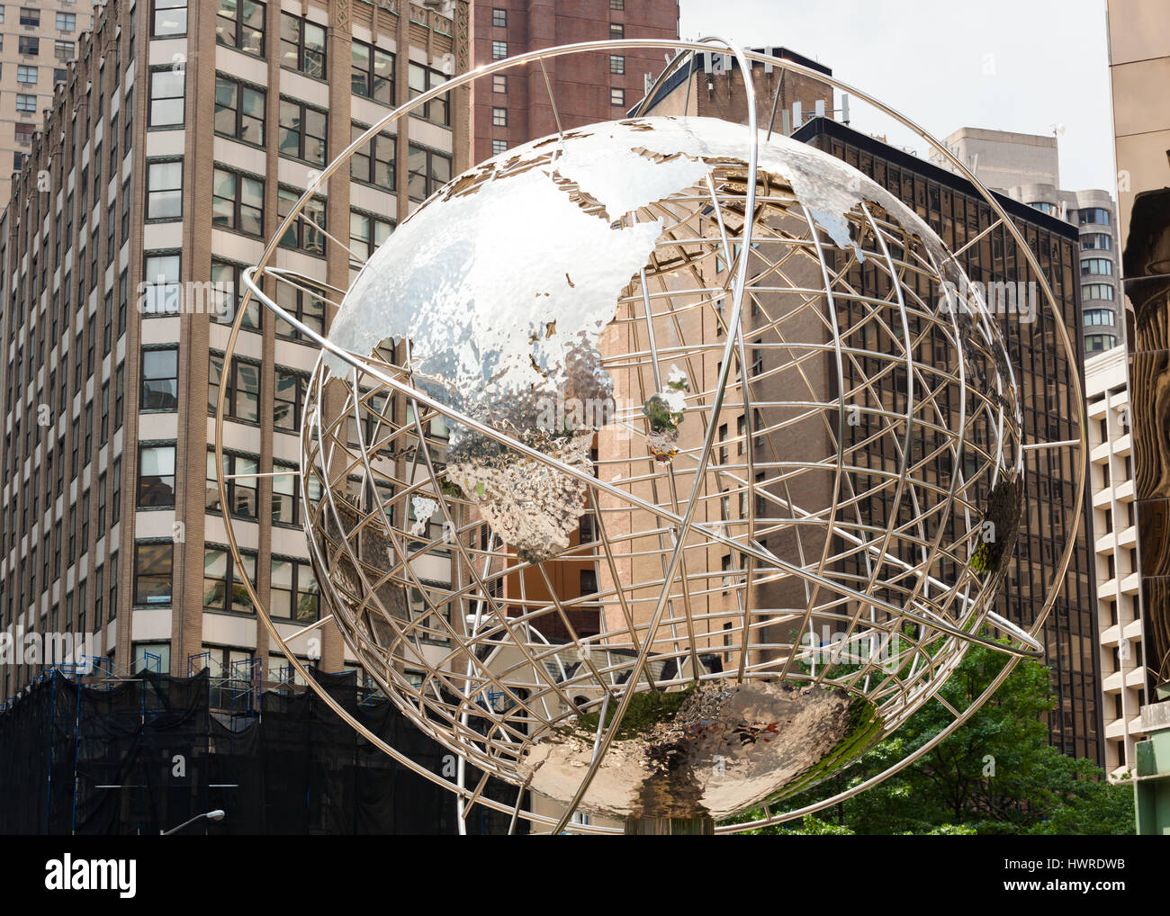 La ville de New York, USA - Juillet 07, 2015 : grand monde au Columbus Circle à Manhattan, la sculpture à 59 St et Columbus Avenue. Banque D'Images