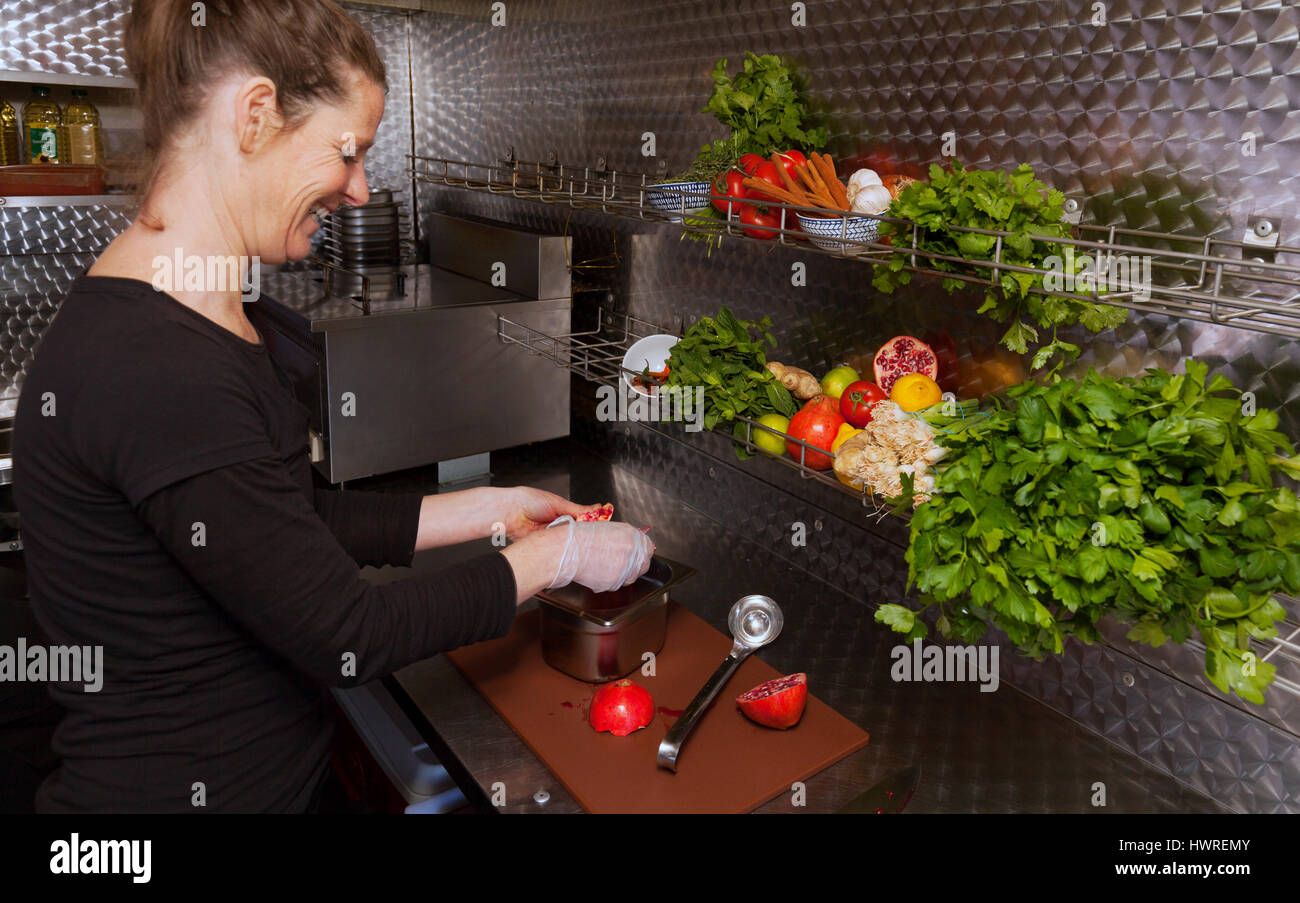 Woman cooking nourriture vegan, UK Banque D'Images