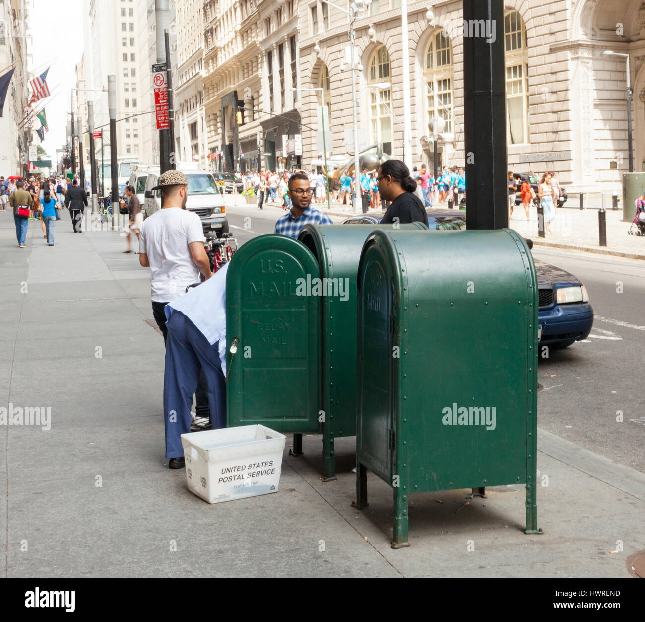 La ville de New York, USA - 12 juillet 2015 : la collecte du courrier dans la boîte aux lettres à Manhattan. Il fournit des services postaux et de la prestation de traitement de courrier serv Banque D'Images