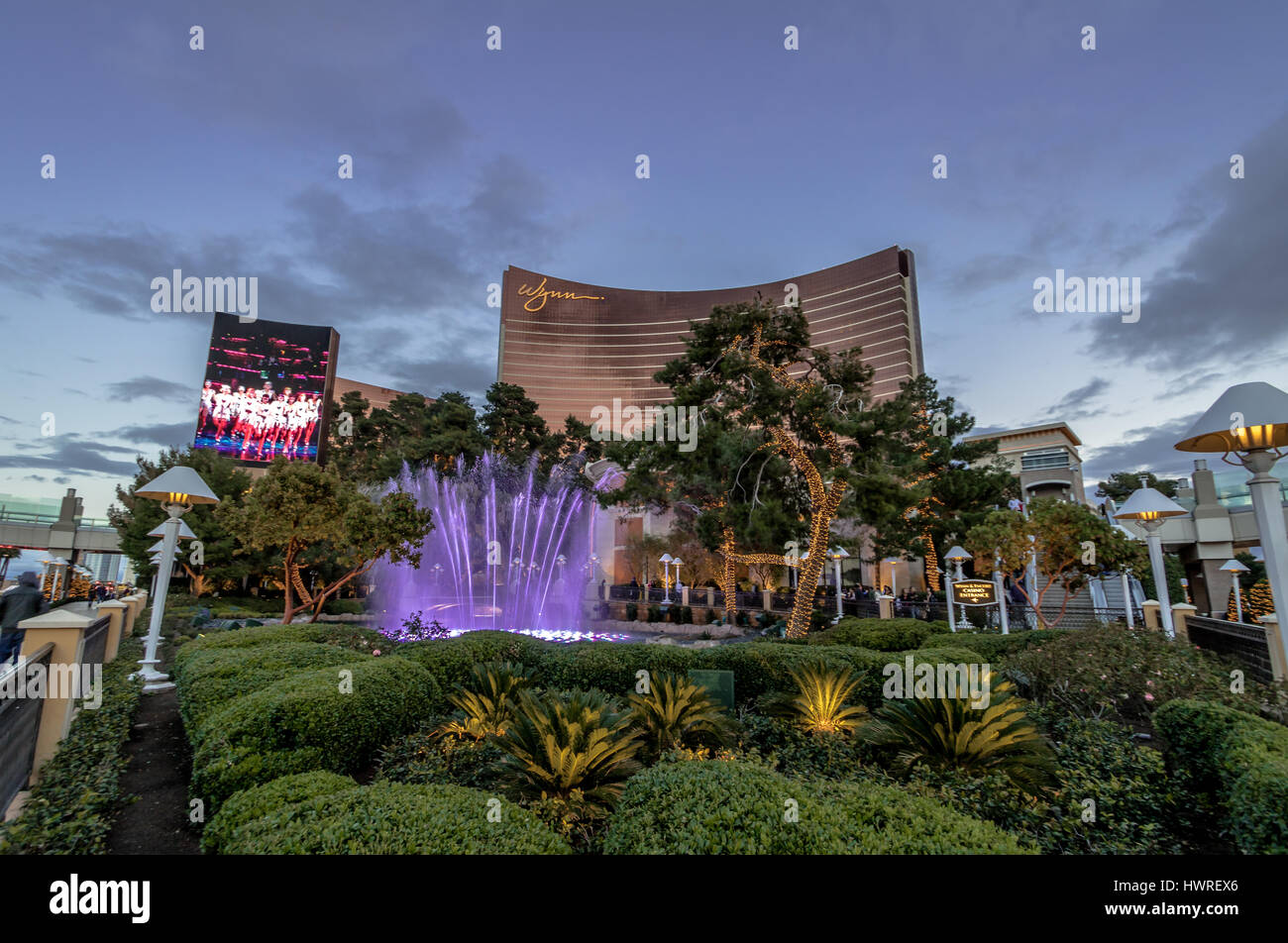 Fontaines en face de Wynn Hotel and Casino au coucher du Soleil - Las Vegas, Nevada, USA Banque D'Images