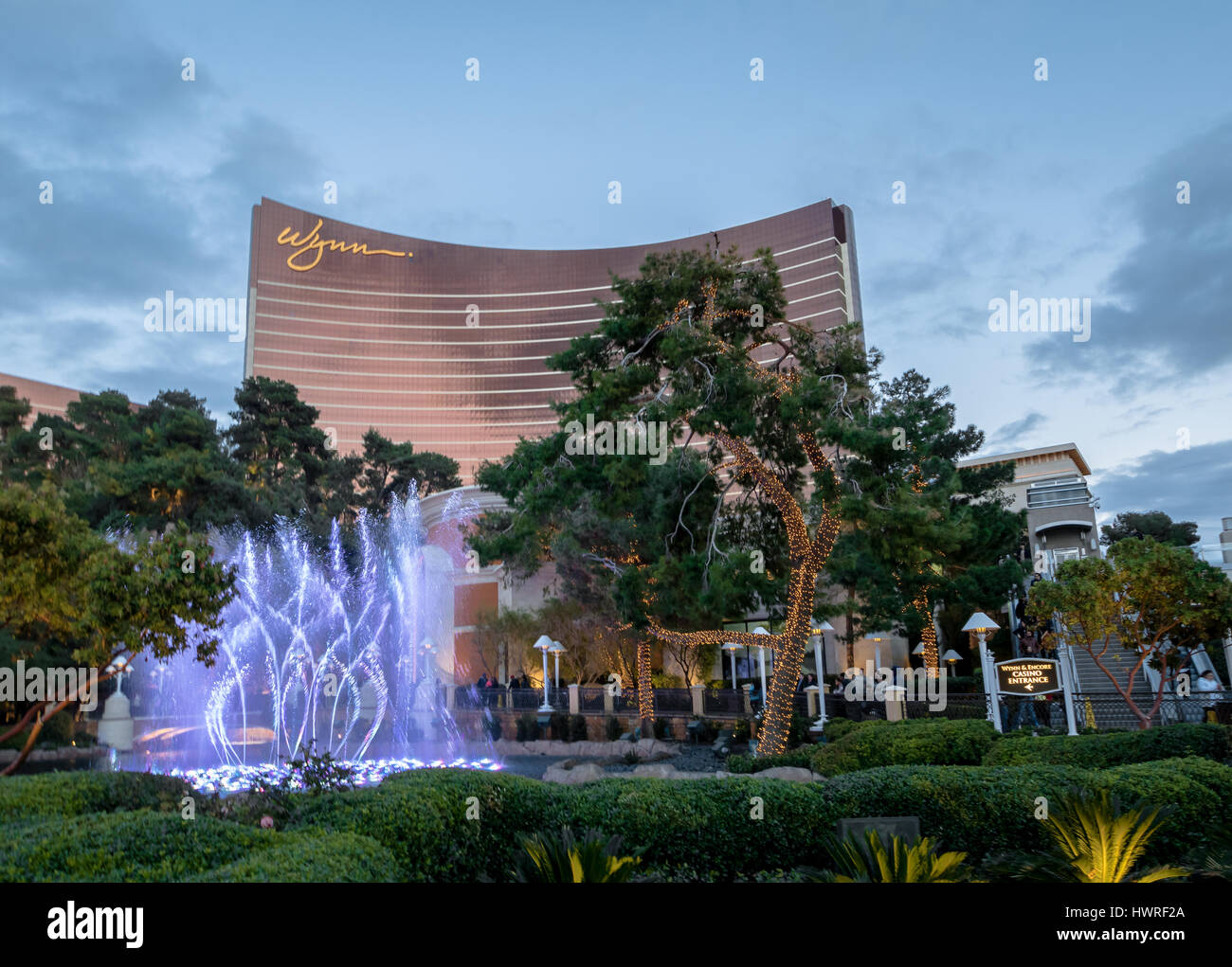 Fontaines en face de Wynn Hotel and Casino au coucher du Soleil - Las Vegas, Nevada, USA Banque D'Images