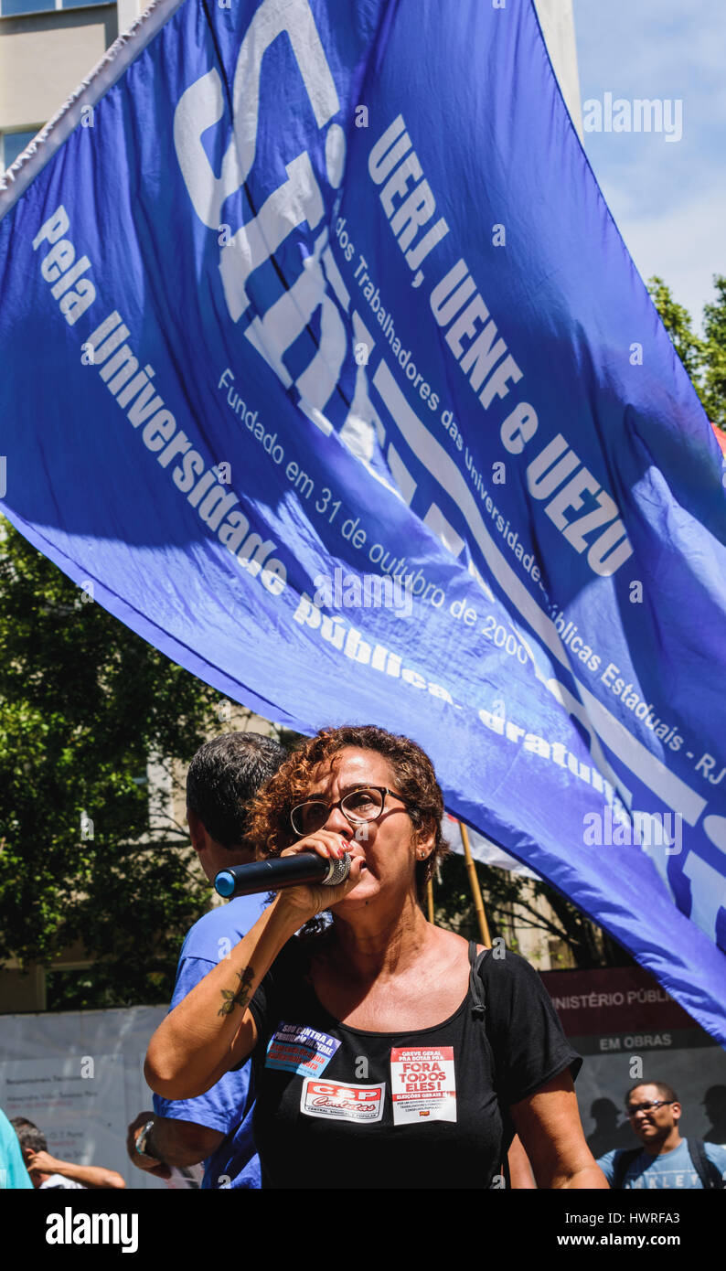 Rio de Janeiro, Brésil. Mar 22, 2017. Perciliana Rodrigues, commandant la grève pour l'Université d'État de Rio de Janeiro (UERJ), prononce un discours en solidarité avec les employés de l'eau comme ils protestent contre la privatisation de l'entreprise de l'eau (CEDAE.) l'état de Rio de Janeiro fait pression pour la privatisation en raison des déficits budgétaires découlant de la corruption et d'autres facteurs liés à l'administration précédente. Credit : C.H. Gardiner/Pacific Press/Alamy Live News Banque D'Images