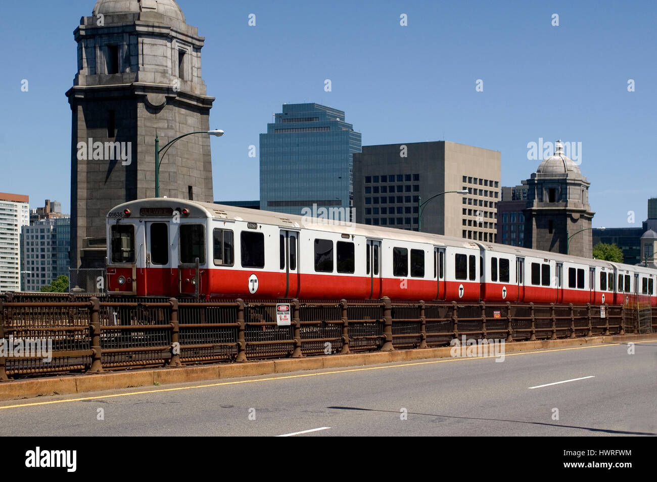 Une ligne rouge MBTA train traverse le pont de Lonfgellow à Boston, Massachusetts Banque D'Images