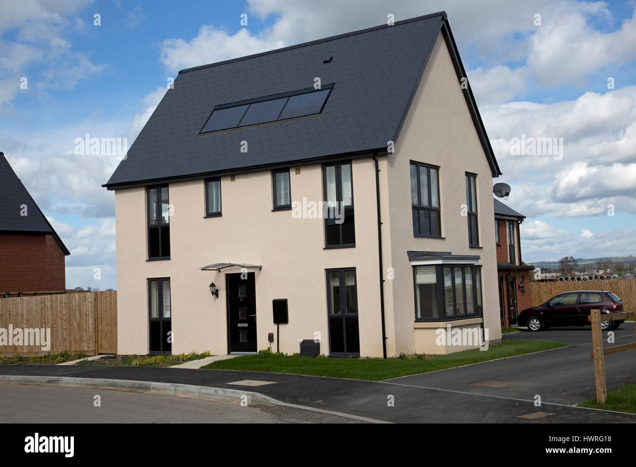 Nouvelles maisons 2017 avec tous les panneaux solaires PV noir Kaki Greenacres Bishops Cleeve Cheltenham UK Banque D'Images