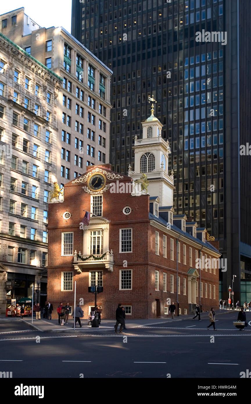 Le Old State House - Centre-ville de Boston, Massachusetts- entre les tours de bureaux modernes Banque D'Images