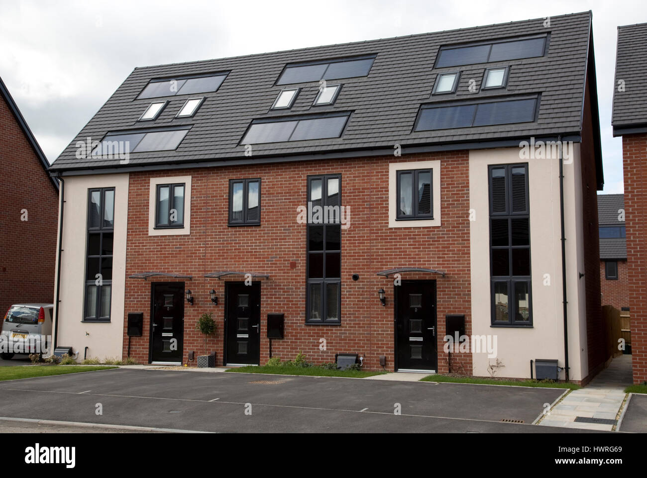 De nouvelles maisons en brique rouge avec tous les panneaux solaires PV noir kaki greenacres bishops cleeve cheltenham uk Banque D'Images
