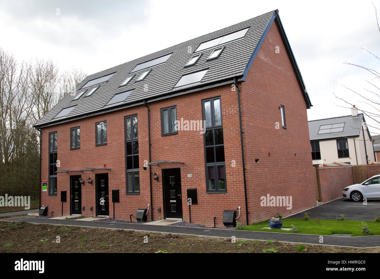 De nouvelles maisons en terrasse 2017 avec tous les panneaux solaires PV noir kaki greenacres bishops cleeve cheltenham uk Banque D'Images