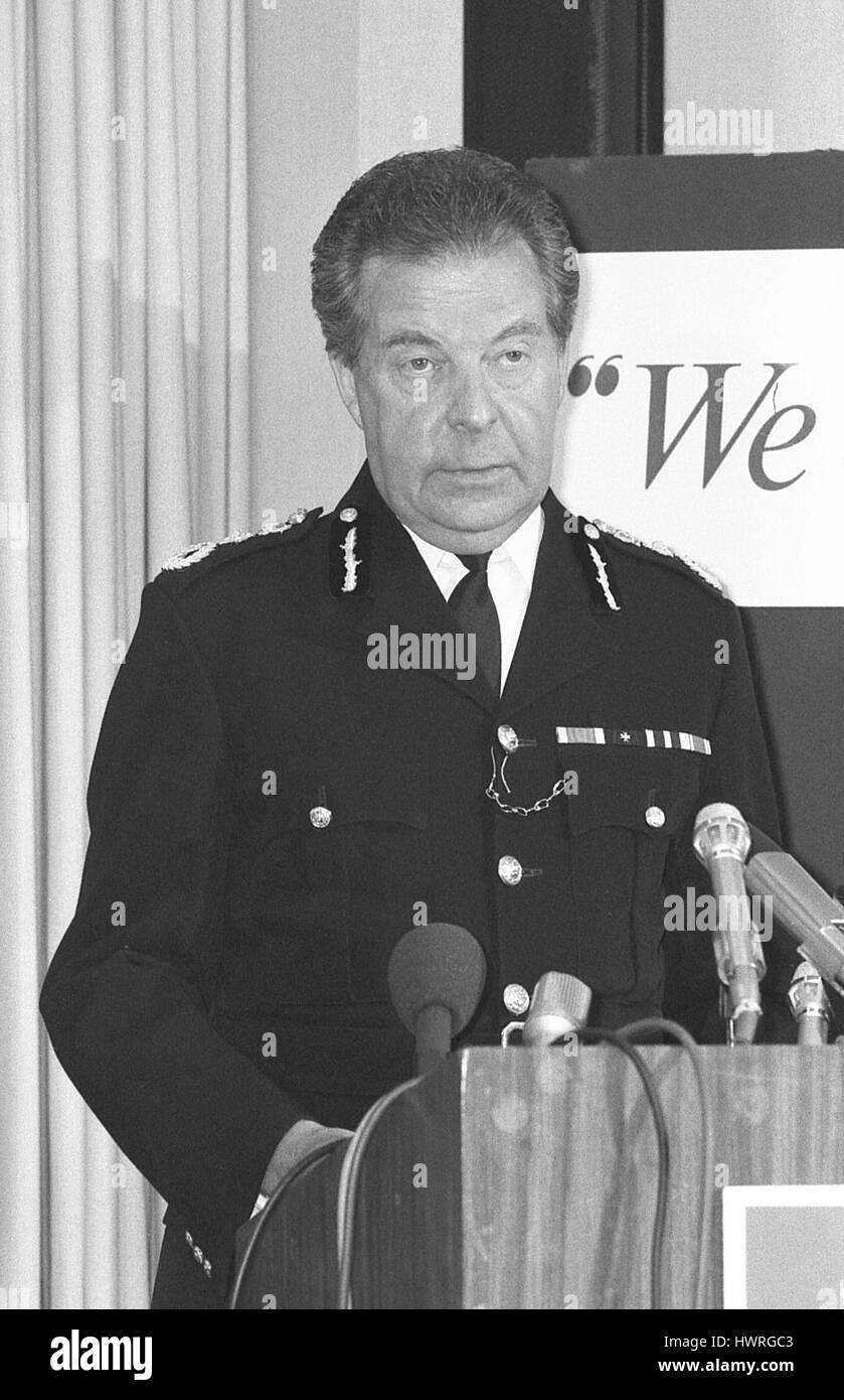 Sir Peter Imbert, commissaire de la Police métropolitaine, tient une conférence de presse à New Scotland Yard à Londres, Angleterre le 23 mai 1990. Banque D'Images