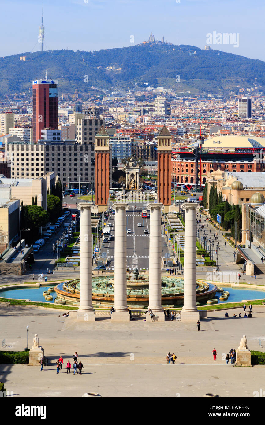 Vue depuis le Museu Nacional d'Art de Catalunya vers la Tours Vénitiennes,Barcelone, Catalogne, Espagne Banque D'Images