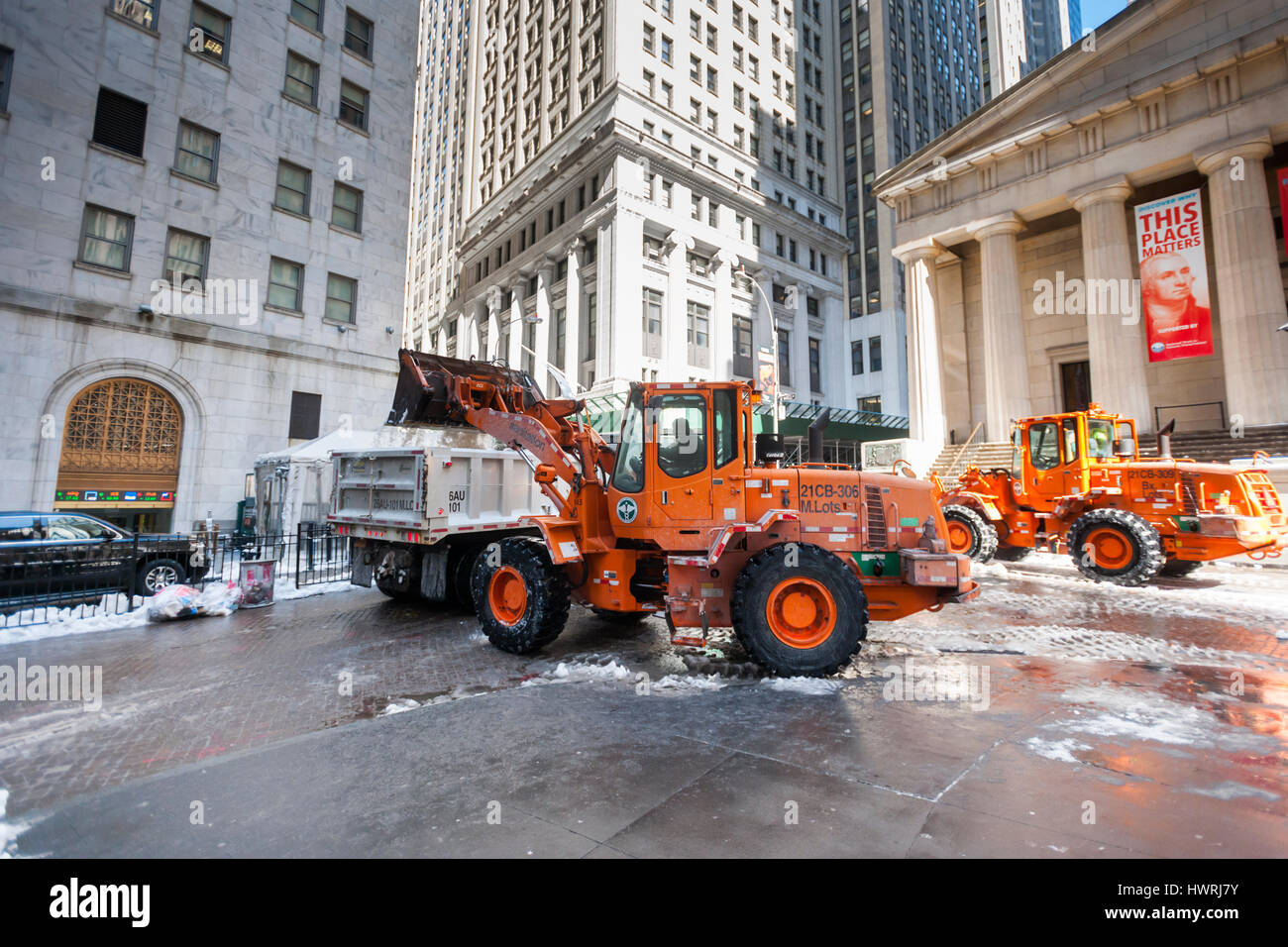 New York, Département de l'assainissement des travailleurs utilisent l'équipement de soulèvement d'enlever la neige de Wall Street en face de Federal Hall et la Bourse de New York après la tempête Stella le jeudi 16 mars 2017. (© Richard B. Levine) Banque D'Images