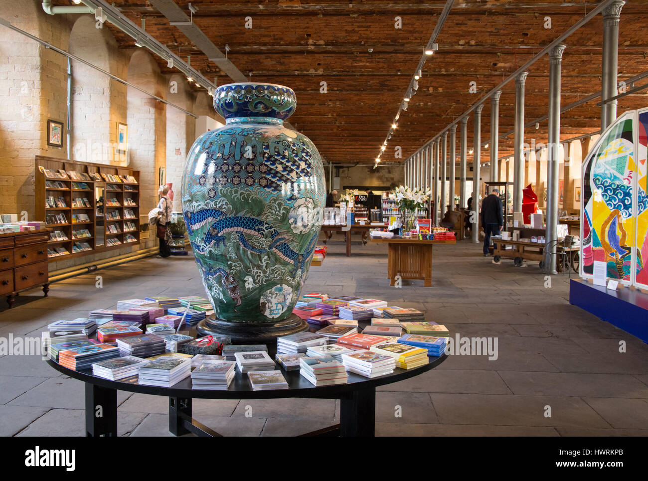 Une vue de l'intérieur de l'usine de sels de Saltaire. David Hockney imprime sont exposés, ainsi que des matériaux d'art et de la céramique. Banque D'Images