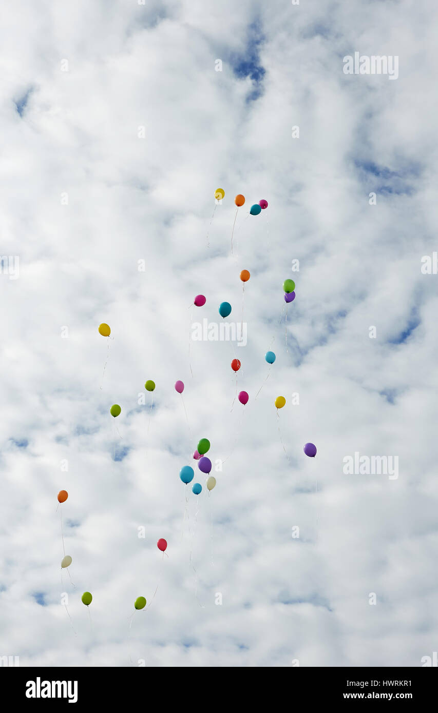 De nombreux ballons de couleur battant jusqu'à la sky Banque D'Images