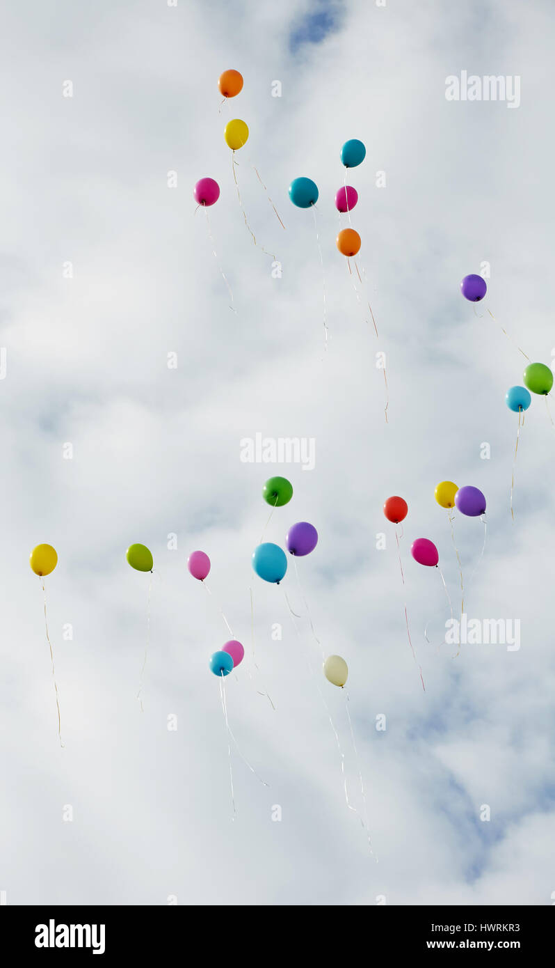 De nombreux ballons de couleur battant jusqu'à la sky Banque D'Images