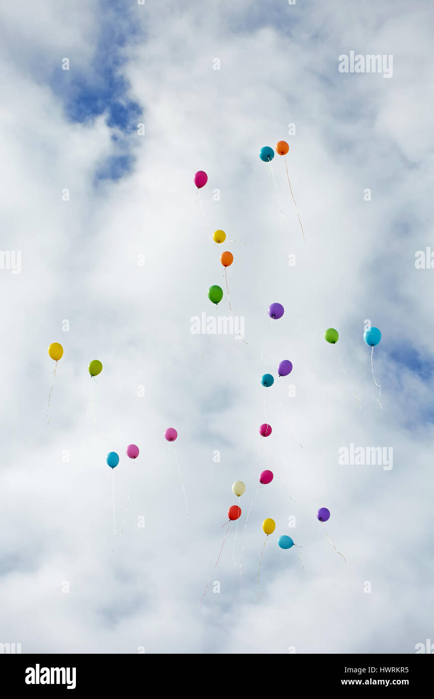De nombreux ballons de couleur battant jusqu'à la sky Banque D'Images