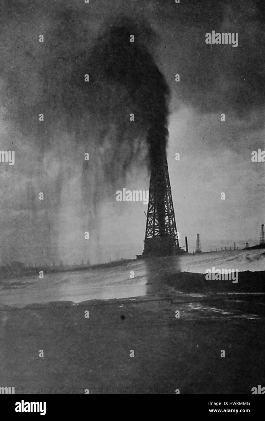 Photographie intitulée '' Puits jaillissant de Lakeview, montrant une huile derrick avec flux d'huile, installé par la Standard Oil Company et d'exploitation à l'aide d'un mécanisme de pompage électrique, dans le Lac, Comté de Kern, en Californie, 1917. Banque D'Images