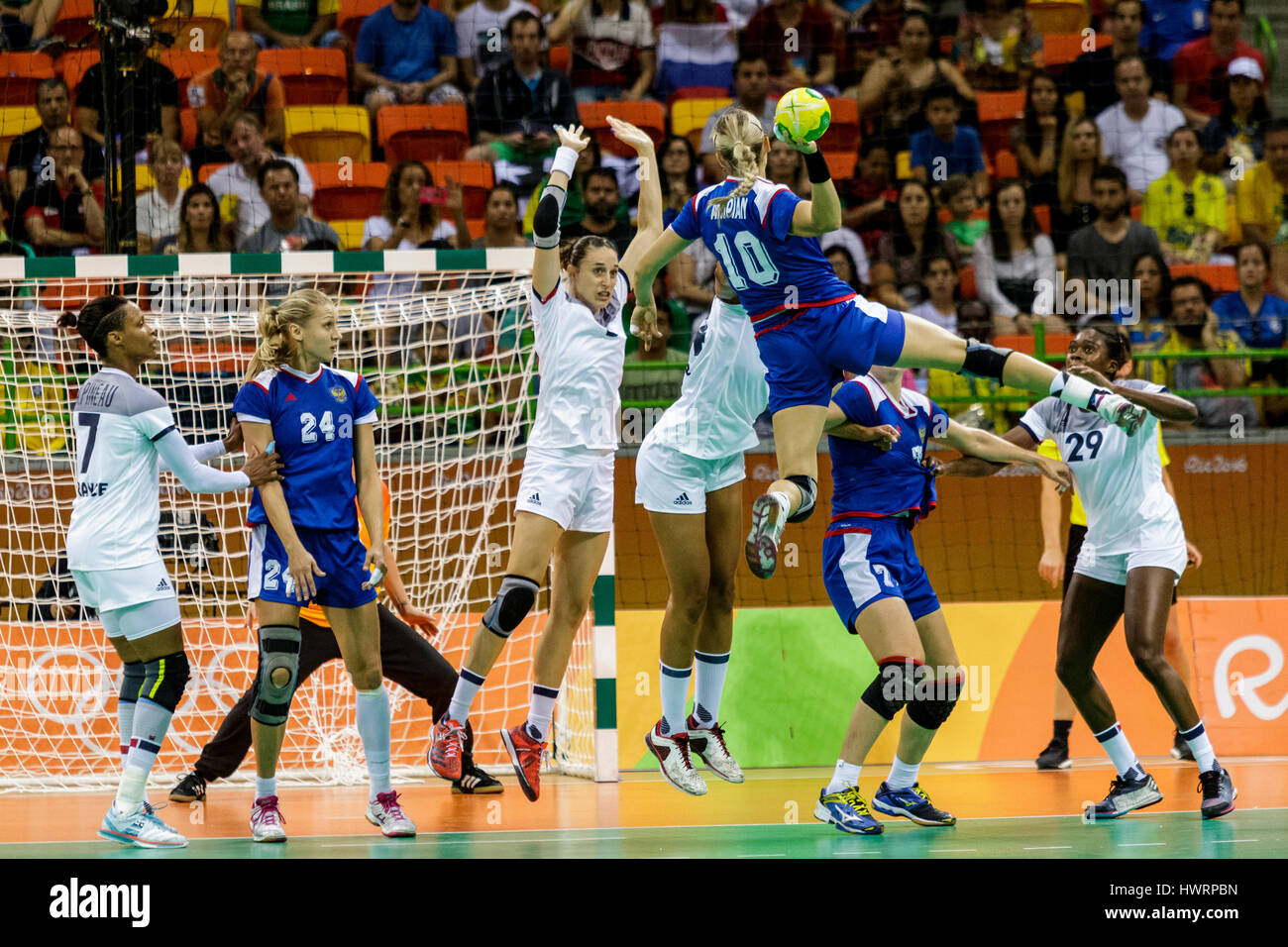 Rio de Janeiro, Brésil. 20 août 2016 Olga Akopian (RUS) # 10 Camille et Ayglon-Saurina (FRA) n°5 la défense de la concurrence dans l'or de handball de Meda Banque D'Images
