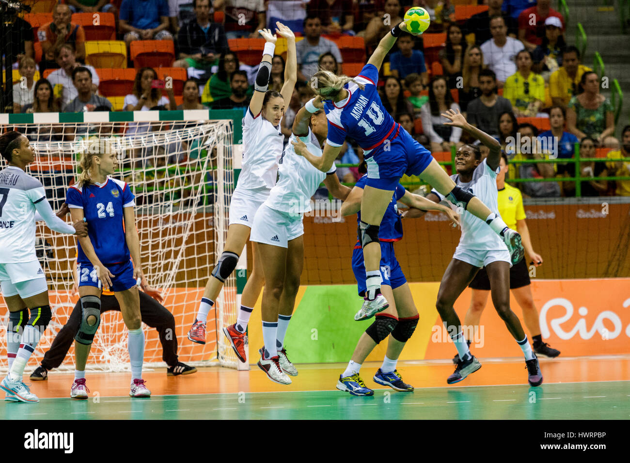Rio de Janeiro, Brésil. 20 août 2016 Olga Akopian (RUS) # 10 Camille et Ayglon-Saurina (FRA) n°5 la défense de la concurrence dans l'or de handball de Meda Banque D'Images
