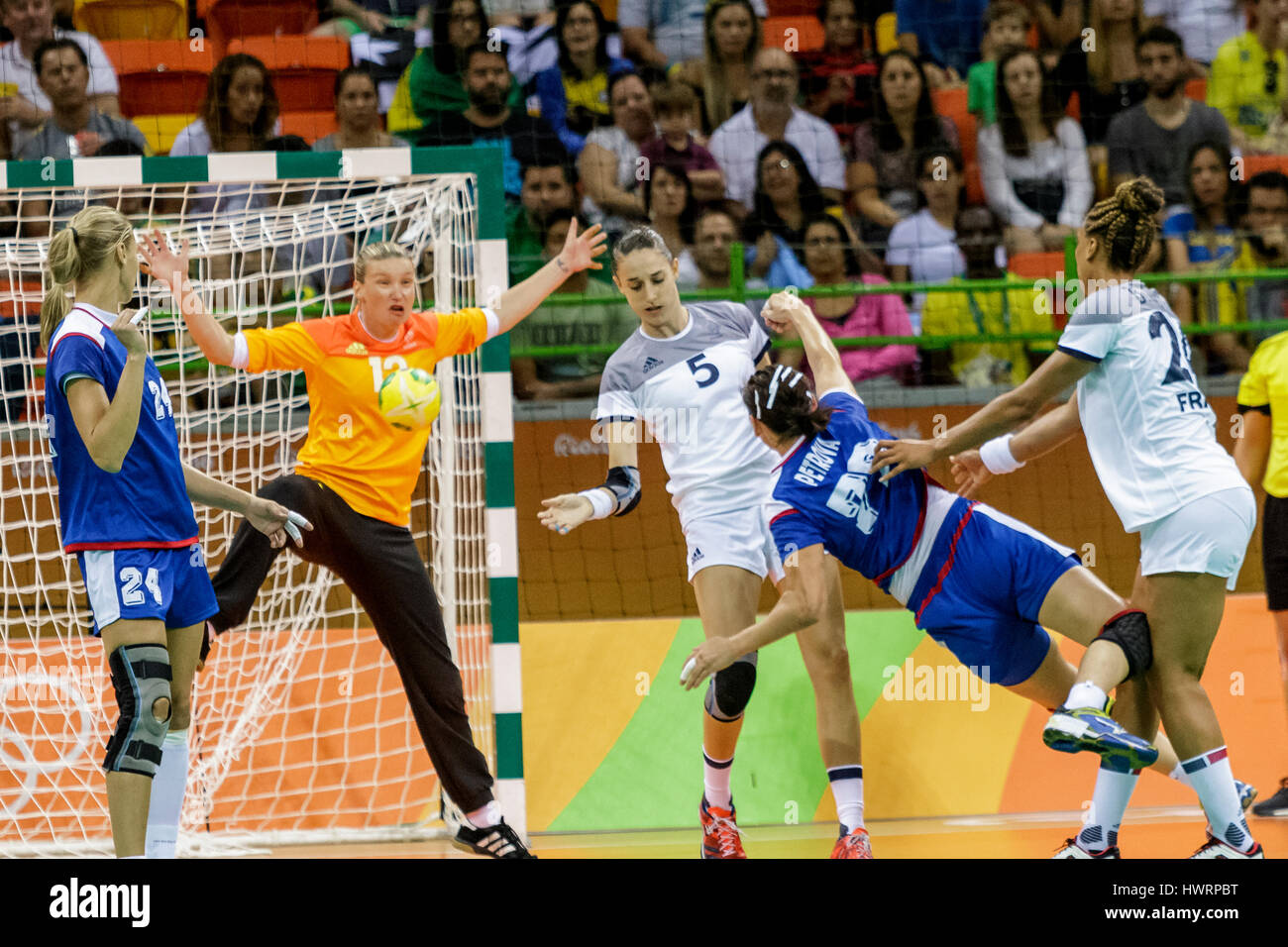 Rio de Janeiro, Brésil. 20 août 2016 Amandine Leynaud (FRA) défend gardien Mayya Petrova (RUS) # 77 dans le handball féminin finale or Russie v Banque D'Images