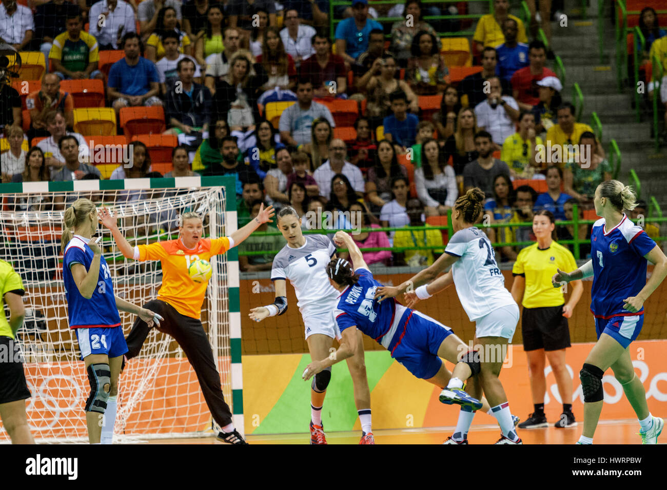 Rio de Janeiro, Brésil. 20 août 2016 Amandine Leynaud (FRA) défend gardien Mayya Petrova (RUS) # 77 dans le handball féminin finale or Russie v Banque D'Images