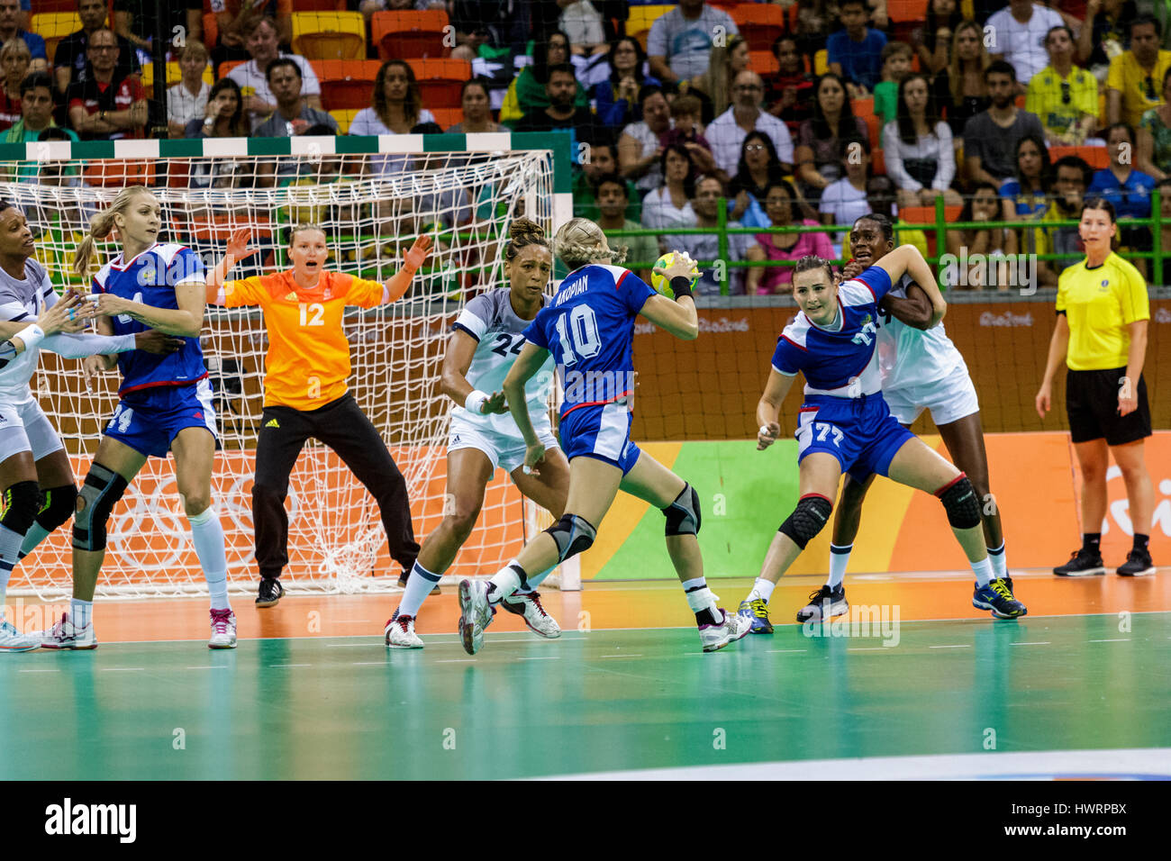 Rio de Janeiro, Brésil. 20 août 2016 Olga Akopian (RUS) # 10 et Béatrice Edwige (FRA) # 24 la défense de la concurrence dans le handball féminin médaille d'matc Banque D'Images