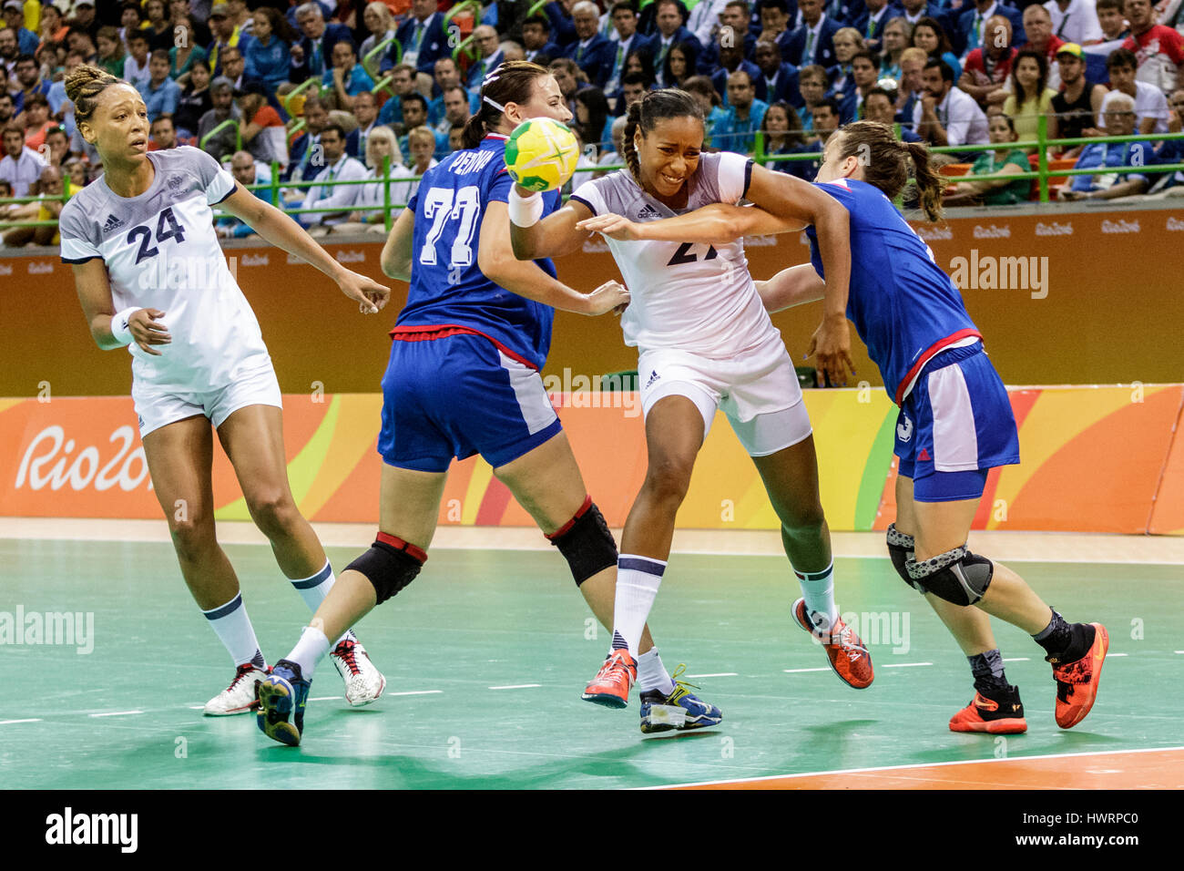 Rio de Janeiro, Brésil. 20 août 2016 Estelle Nze Minko (FRA) # 27 Anna et Vyakhireva (RUS) # 13 la défense de la concurrence dans le handball féminin médaille d Banque D'Images