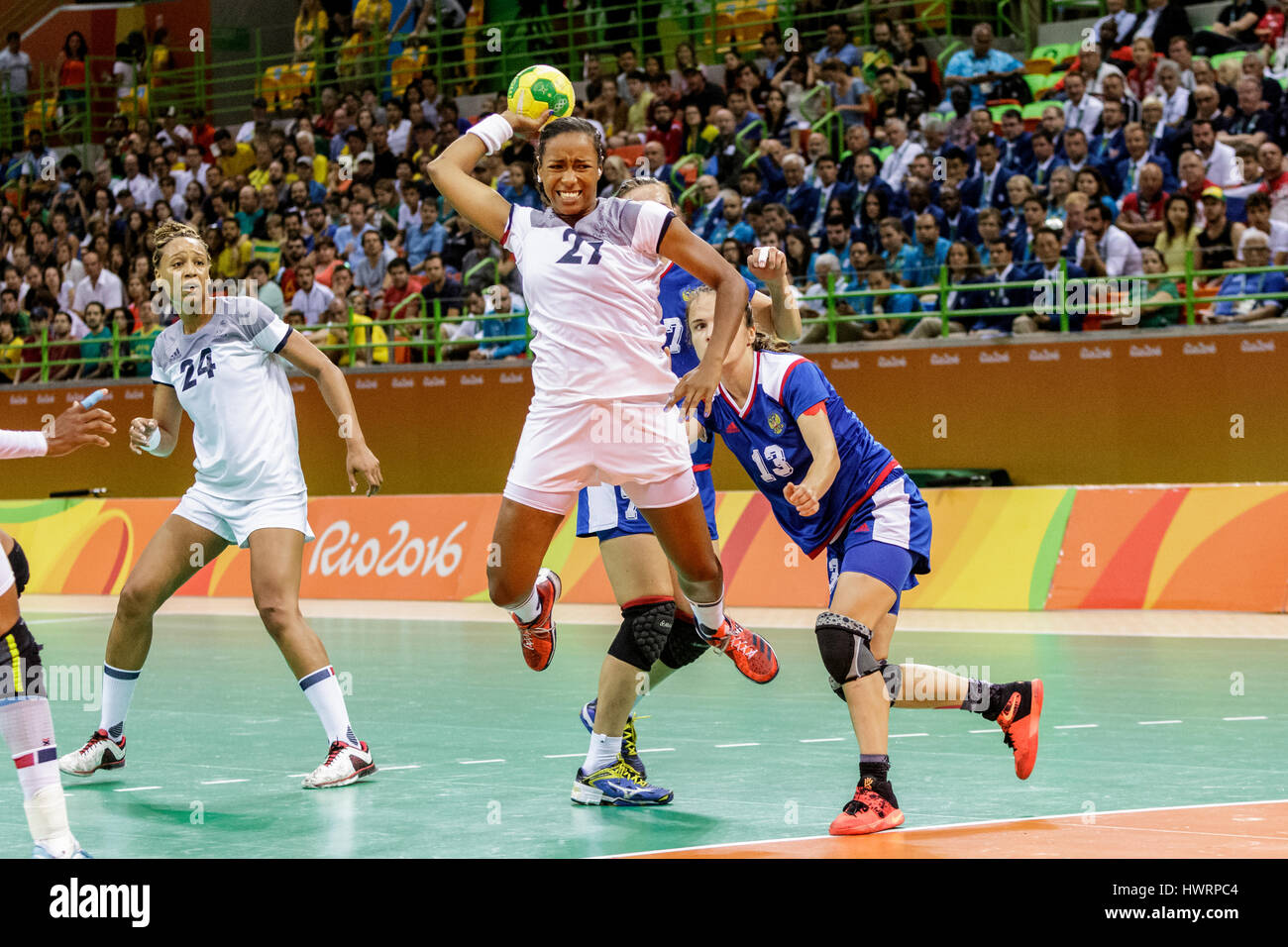 Rio de Janeiro, Brésil. 20 août 2016 Estelle Nze Minko (FRA) # 27 Anna et Vyakhireva (RUS) # 13 la défense de la concurrence dans le handball féminin médaille d Banque D'Images