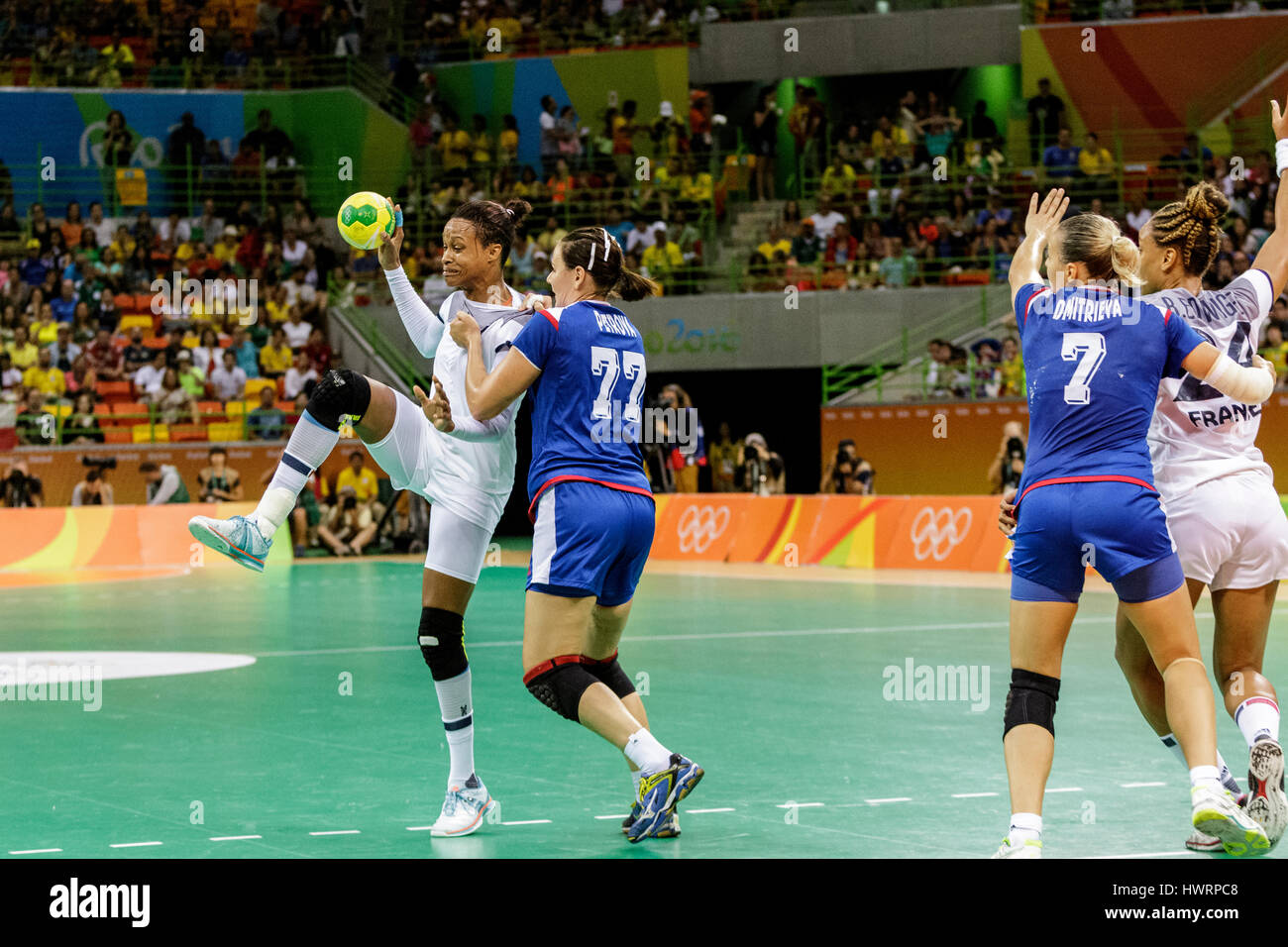 Rio de Janeiro, Brésil. 20 août 2016 Estelle Nze Minko (FRA) # 27 et Mayya Petrova (RUS) # 77 la défense de la concurrence dans le handball féminin médaille d m Banque D'Images