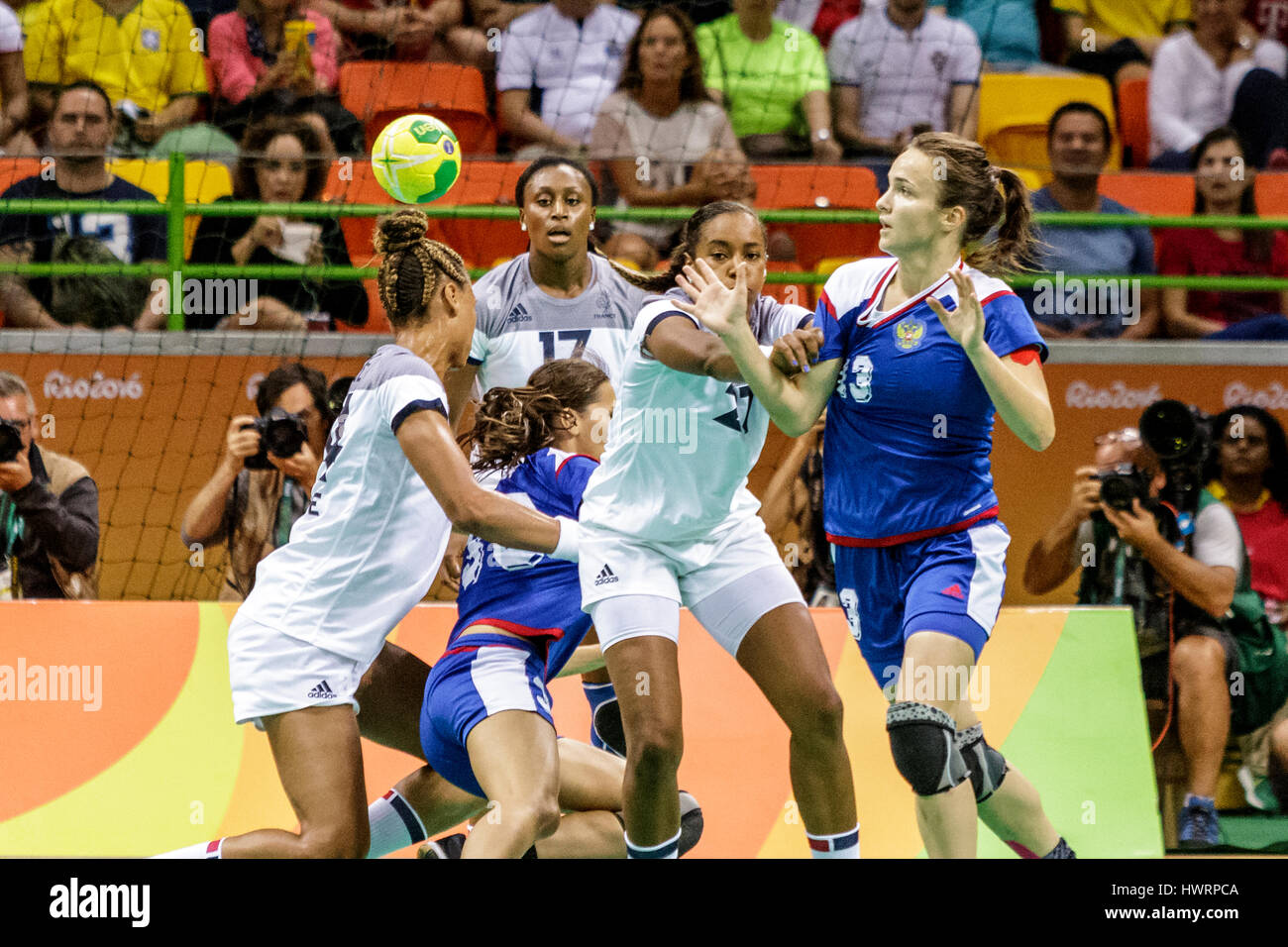 Rio de Janeiro, Brésil. 20 août 2016 Estelle Nze Minko (FRA) # 27 Anna et Vyakhireva (RUS) # 13 concurrence sur le handball féminin médaille d'Rus Banque D'Images