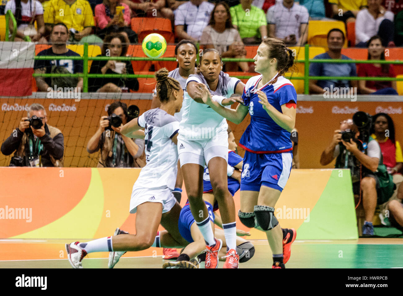 Rio de Janeiro, Brésil. 20 août 2016 Estelle Nze Minko (FRA) # 27 Anna et Vyakhireva (RUS) # 13 concurrence sur le handball féminin médaille d'Rus Banque D'Images