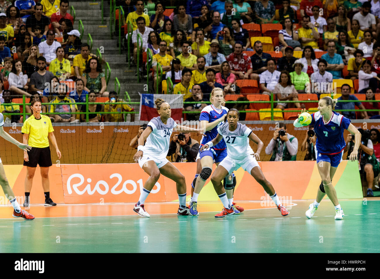 Rio de Janeiro, Brésil. 20 août 2016 Béatrice Edwige (FRA) # 24 et Estelle Nze Minko (FRA) # 27 défendre Daria Dmitrieva (RUS) # 7 chez les femmes de la handba Banque D'Images