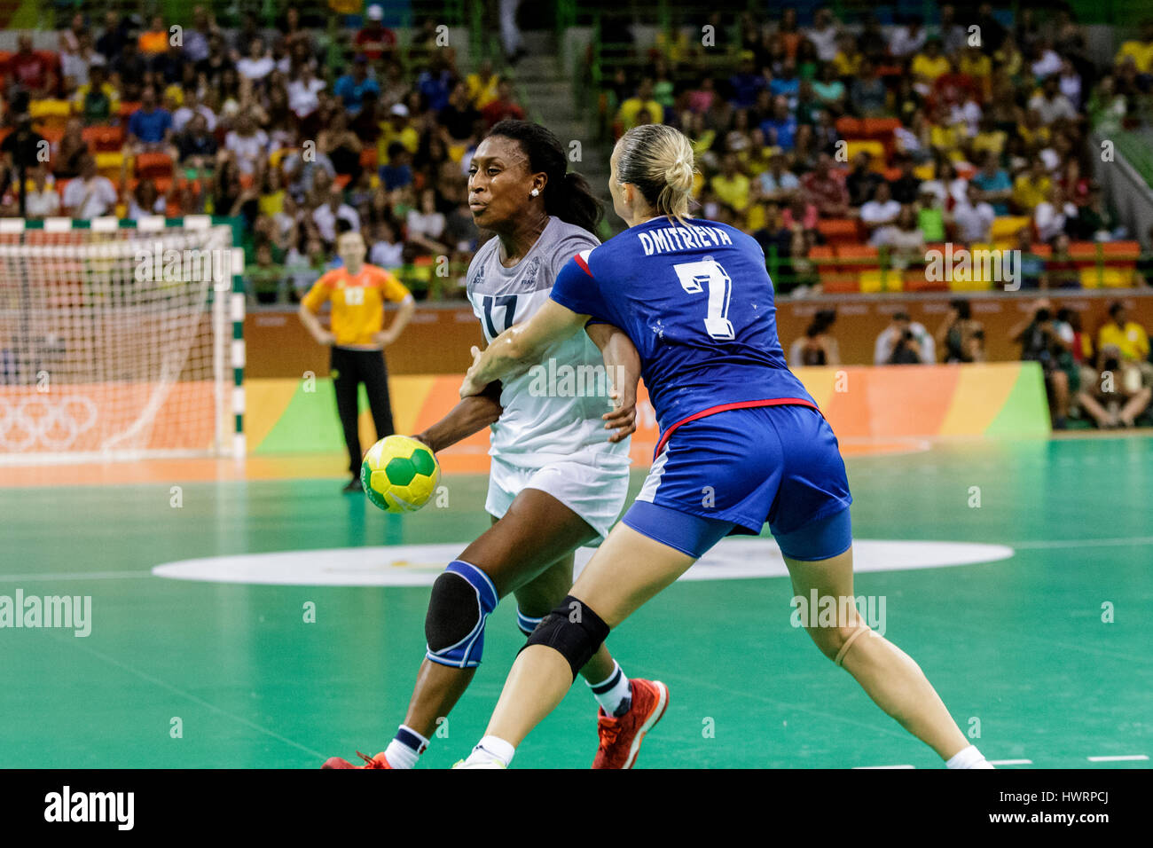 Rio de Janeiro, Brésil. 20 août 2016 Siraba Dembélé (FRA) # 17 défendu par Daria Dmitrieva (RUS) # 7 dans le handball féminin médaille d'or de la Russie Banque D'Images