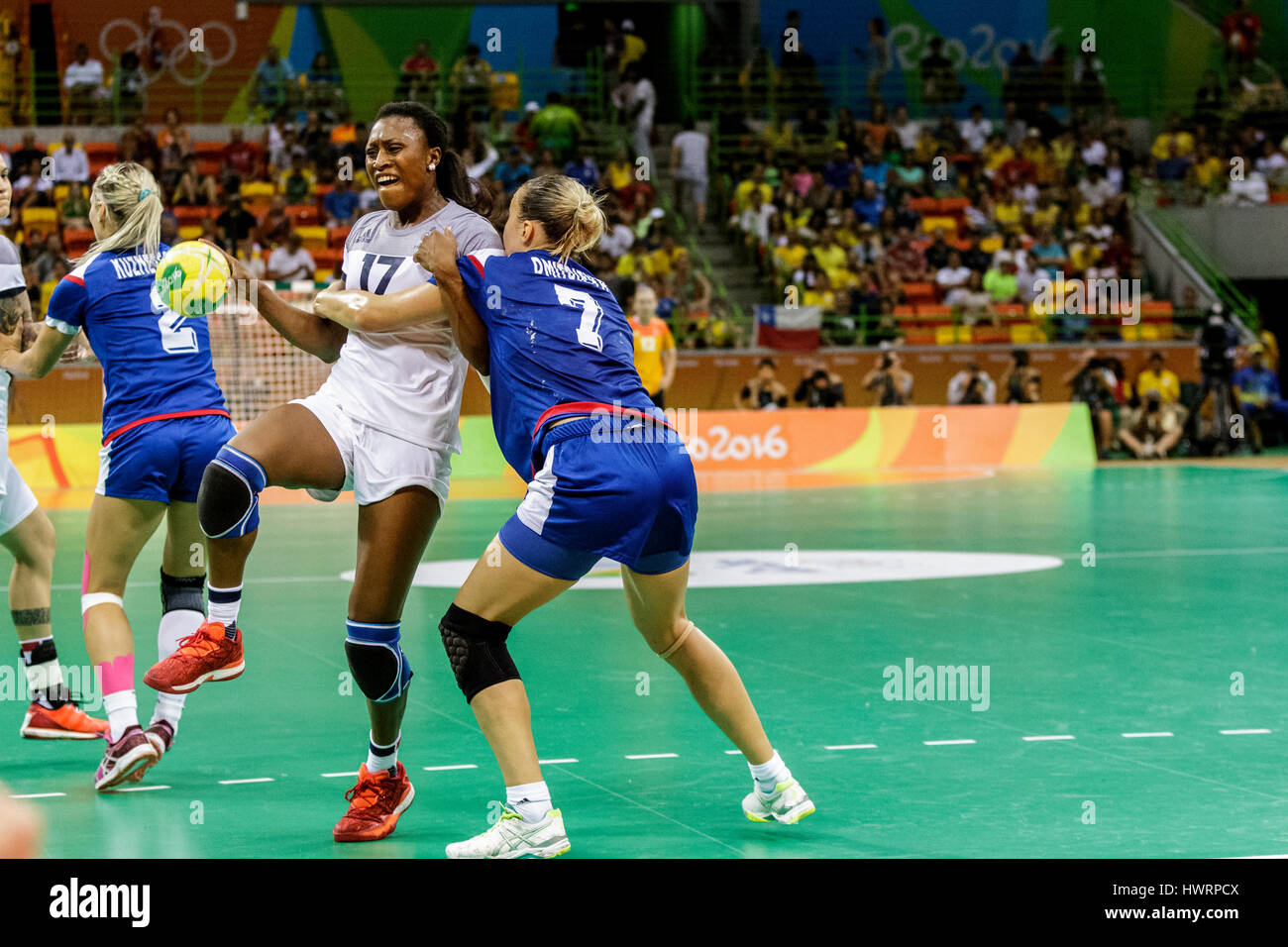 Rio de Janeiro, Brésil. 20 août 2016 Siraba Dembélé (FRA) # 17 défendu par Daria Dmitrieva (RUS) # 7 dans le handball féminin médaille d'or de la Russie Banque D'Images