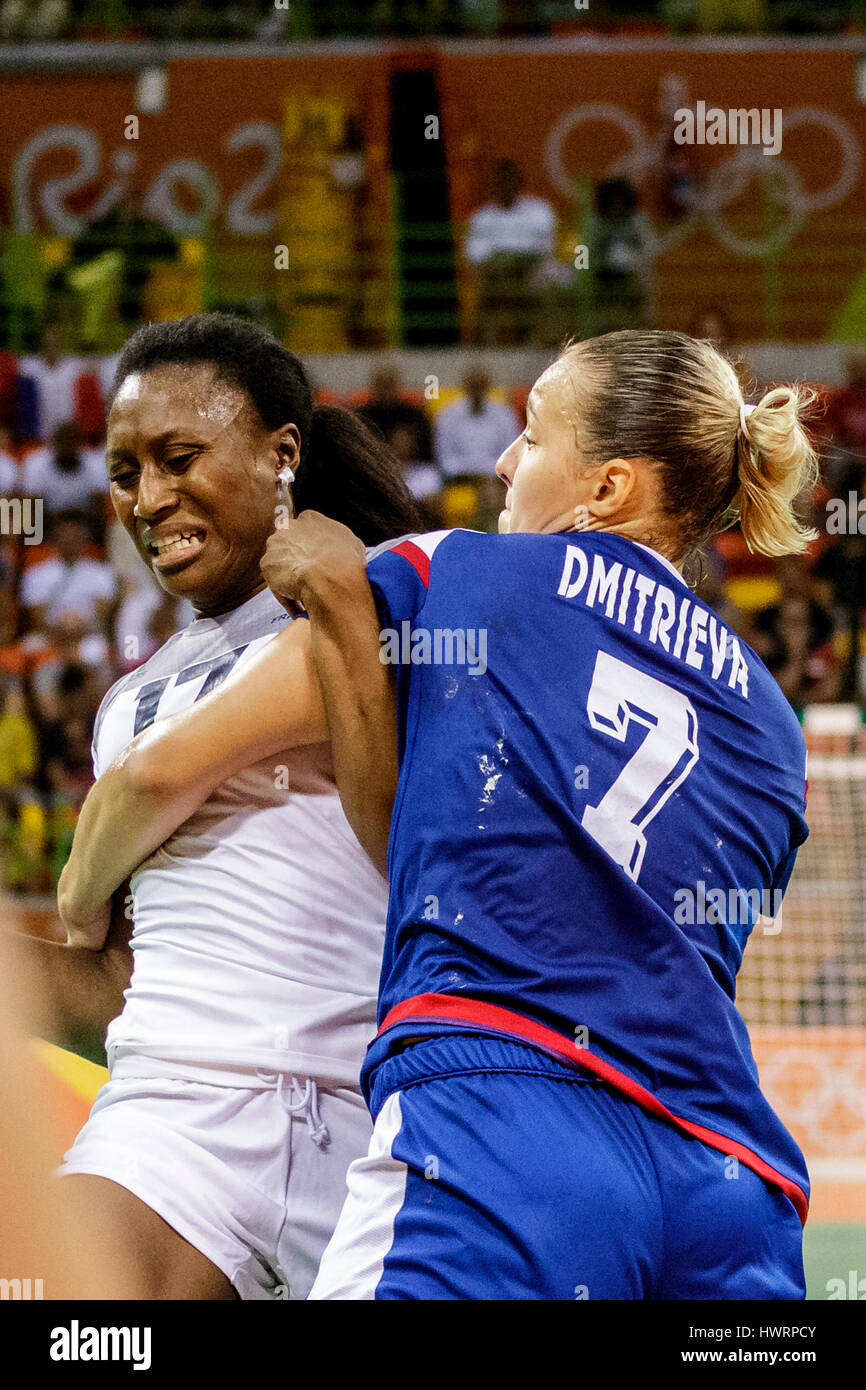 Rio de Janeiro, Brésil. 20 août 2016 Siraba Dembélé (FRA) # 17 défendu par Daria Dmitrieva (RUS) # 7 dans le handball féminin médaille d'or de la Russie Banque D'Images
