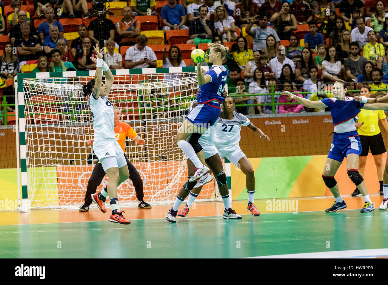 Rio de Janeiro, Brésil. 20 août 2016 Irina Bliznova (RUS) # 24 défendu par Alexandra Lacrabère (FRA) # 64 dans le handball féminin médaille d'Rus Banque D'Images